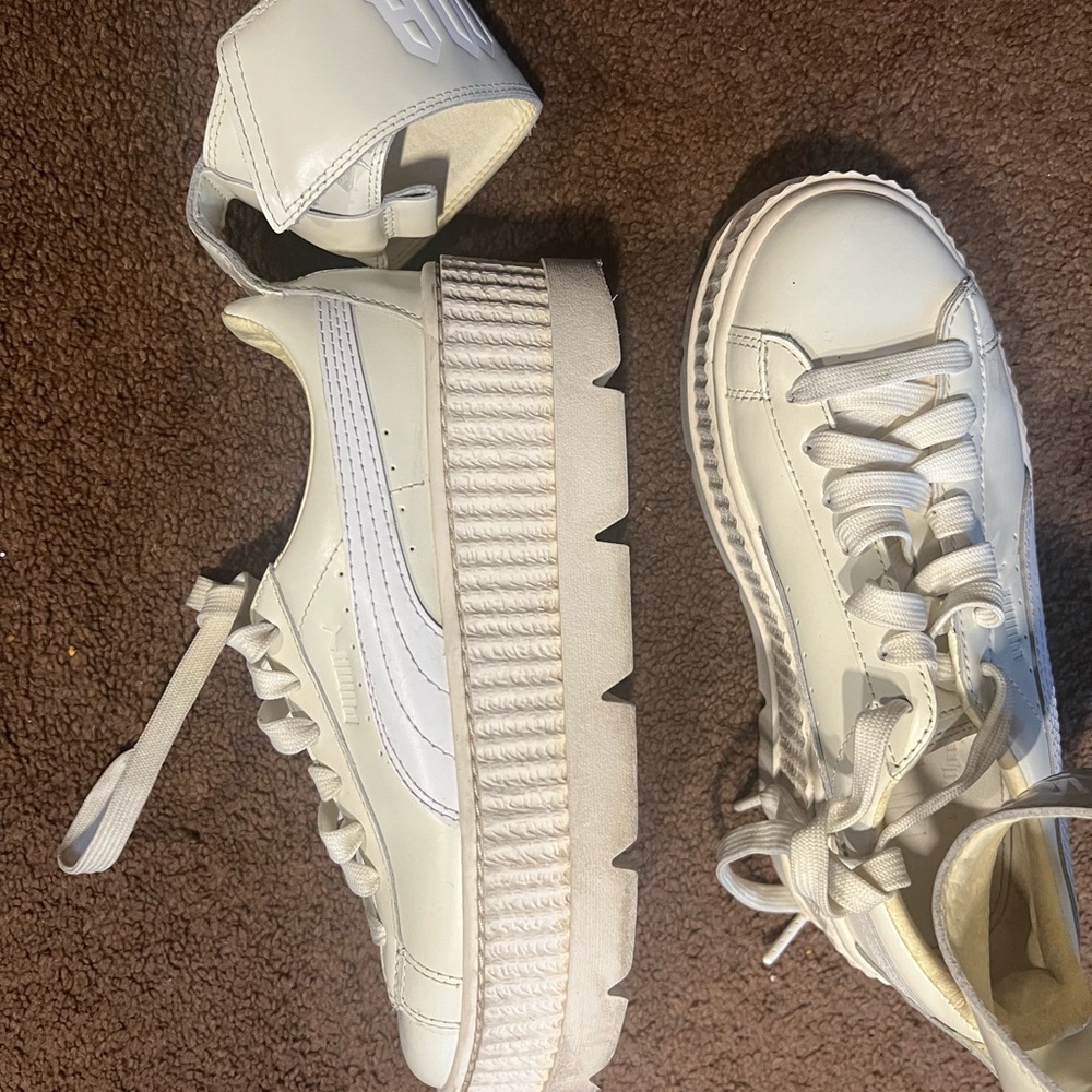White cuffed Puma women size 8 asking 60$